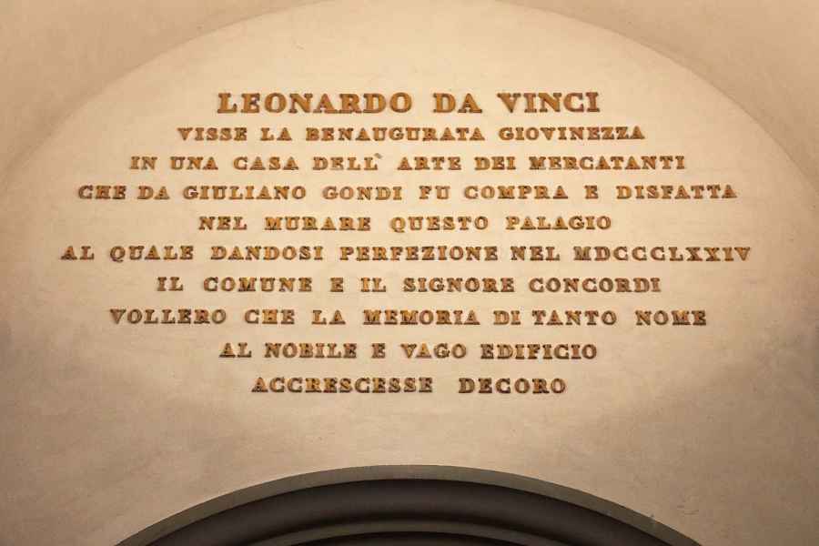 Scritta celebrativa di Leonardo all