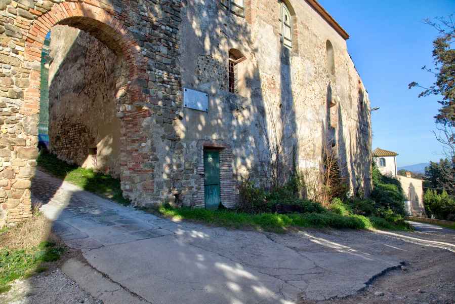 Porta di accesso al Castello di Lucardo, Montespertoli