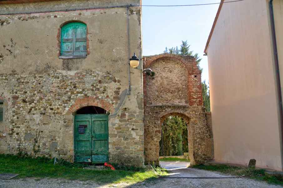 Porta di accesso al Castello di Lucardo, Montespertoli