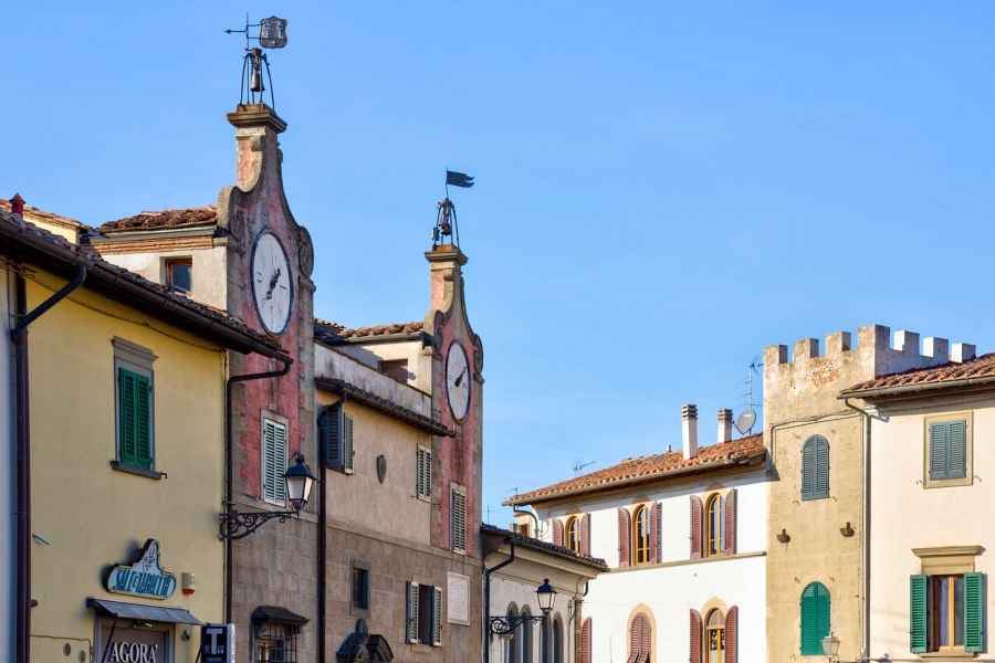 Facciate degli edifici nella Piazza Niccolò Machiavelli a Montespertoli