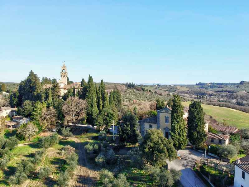Vista della Chiesa di San Lorenzo e del Castello di Montegufoni, Montespertoli