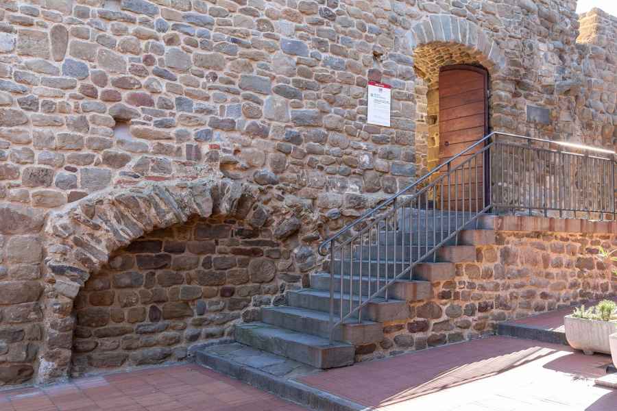 Entrata nel Castello dei Conti Guidi, Vinci