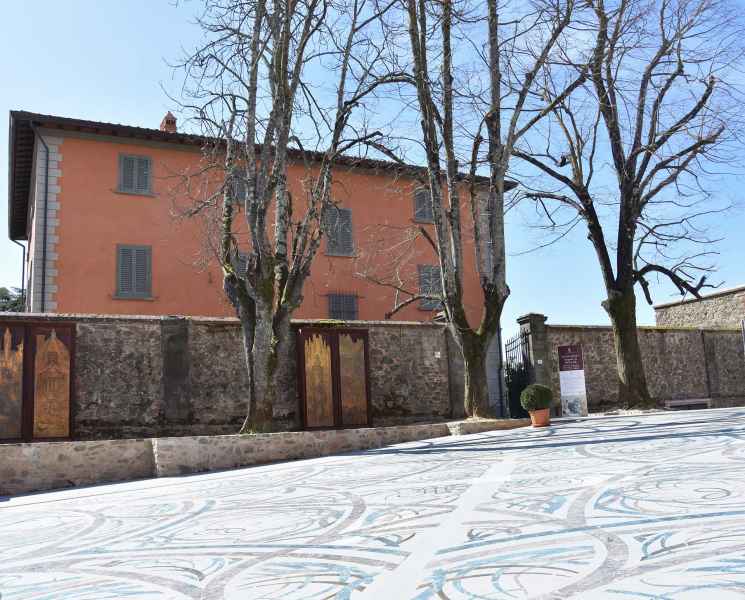 Veduta esterna della sede in Vinci della Fondazione Rossana e Carlo Pedretti, con la Piazza Pedretti in primo piano che riproduce lo schema del disegno della Sala delle Asse del Castello Sforzesco. Ideazione Carlo Pedretti, realizzazione Oreste Ruggiero