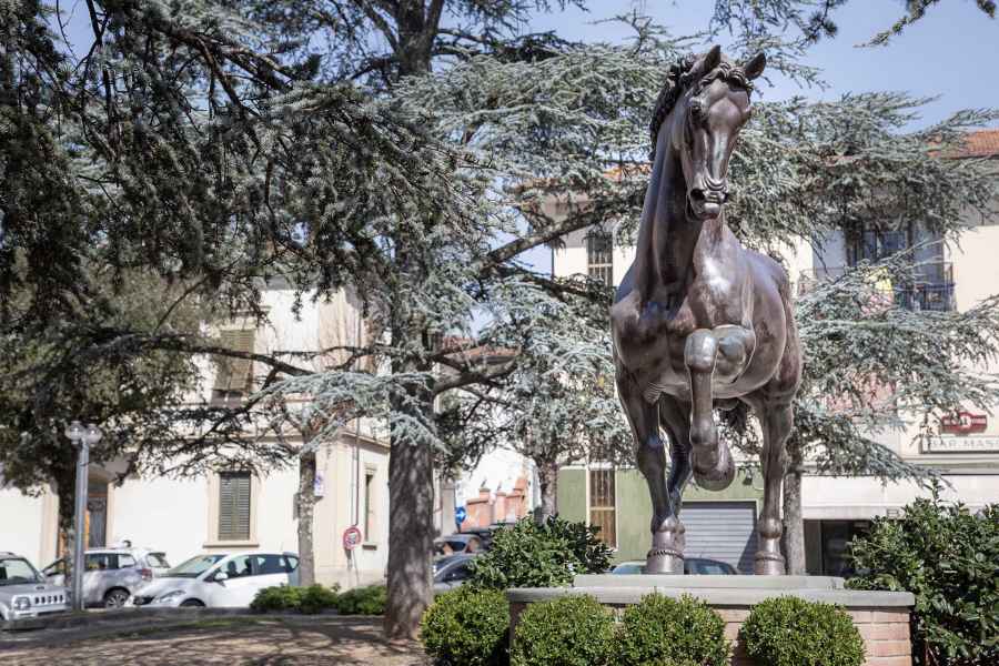 Il cavallo di bronzo di Leonardo opera di Nina Akamu, Vinci