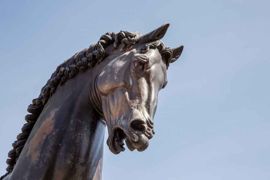 Dettaglio del cavallo di bronzo di Leonardo opera di Nina Akamu, Vinci