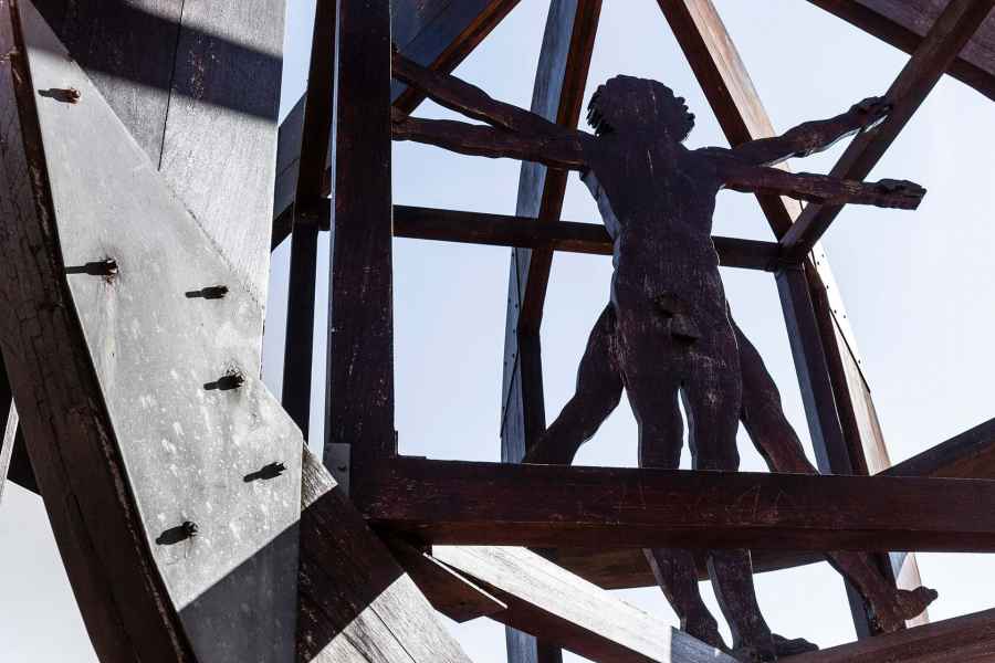 Dettaglio del’Uomo Vitruviano di Mario Ceroli a Vinci