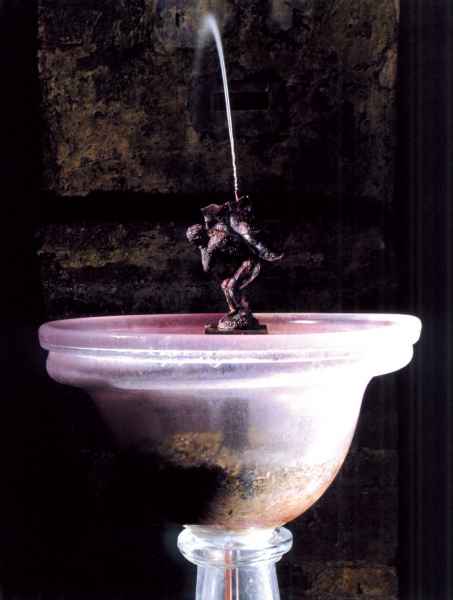 Artefici del Museo Ideale, “Fonte a termine” da tavola, per acqua o vino ispirata agli ingegni di Erone di Alessandria e Filone di Bisanzio, col dettaglio del “brentatore” (portatore di vino) dal disegno di Leonardo nel foglio RL 12691 della Biblioteca Re