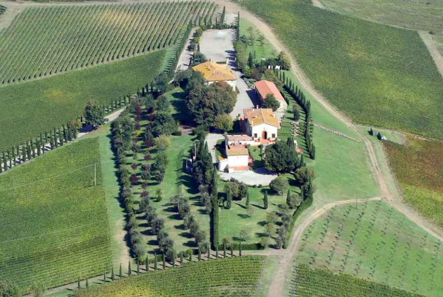 Vista dall’alto del complesso di Villa Da Vinci, con l’edificio adibito a Museo Leonardo e il Rinascimento del vino