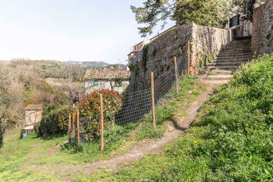La strada che porta a San Pantaleo accanto all