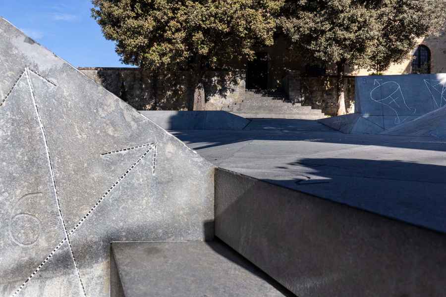 Dettaglio delle incisioni nella piazza Guidi ridisegnata da Mimmo Paladino, Vinci