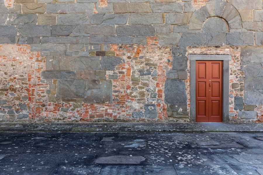 Vista laterale della Pieve di San Battista a Sant
