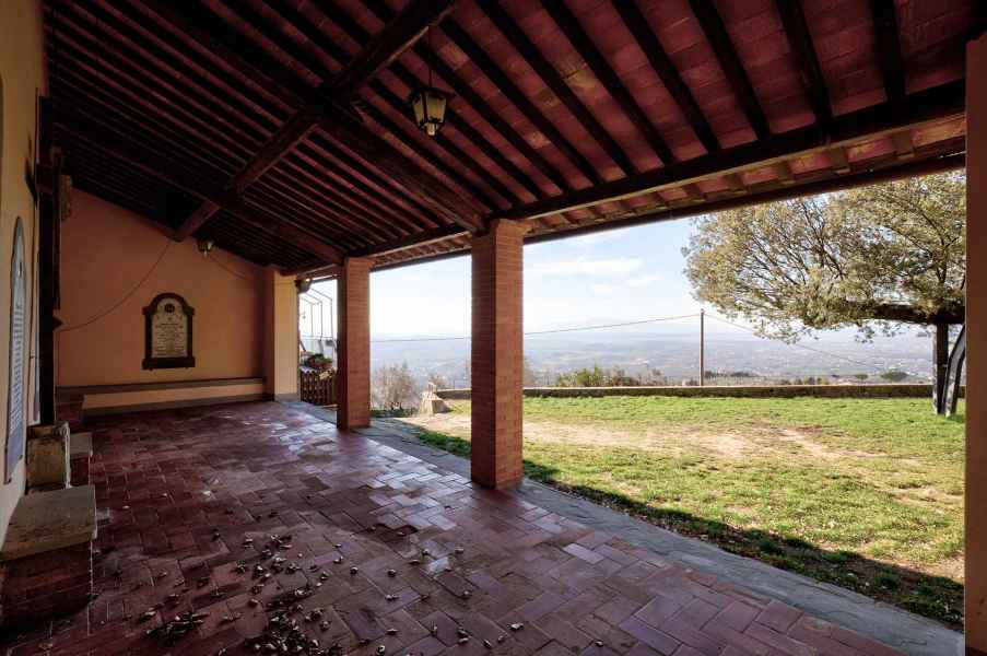 Portico della Chiesa di Santa Maria a Faltognano, Vinci