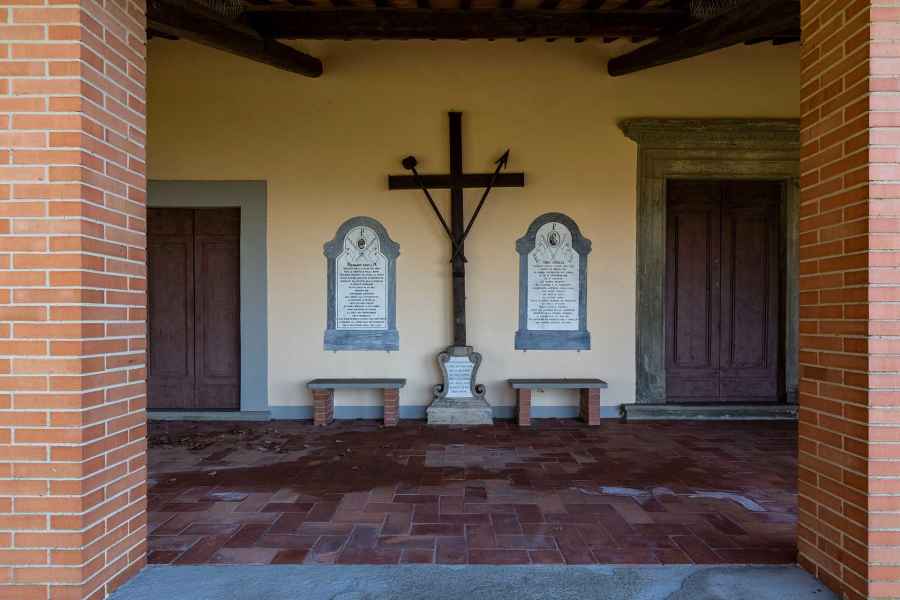 Portico della Chiesa di Santa Maria a Faltognano, Vinci