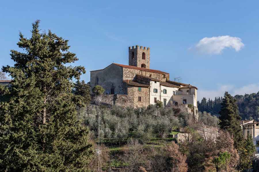 Vista della Pieve di Santa Maria Assunta a Bacchereto, Carmignano
