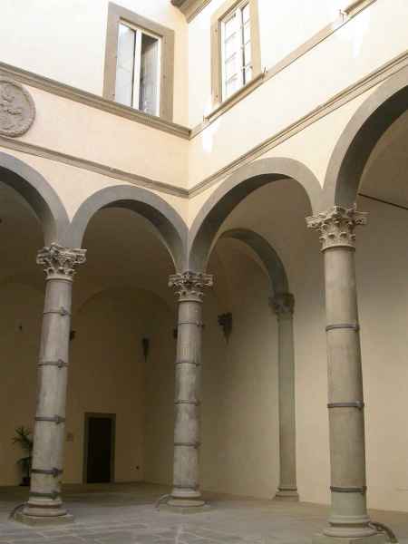 Cortile di Palazzo Rucellai, Firenze