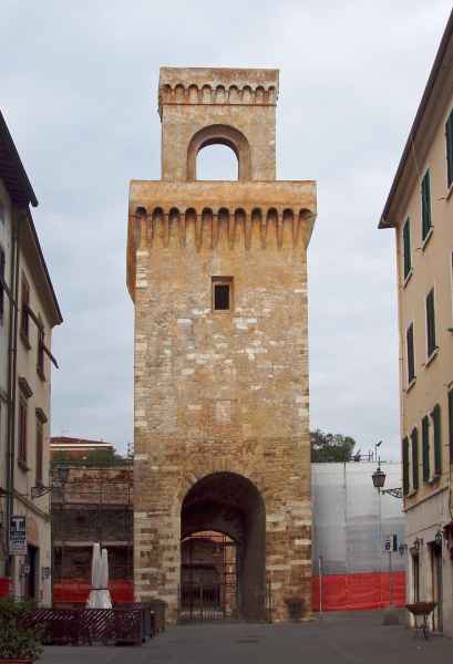 Torrione della Porta a Terra del Rivellino, Piombino
