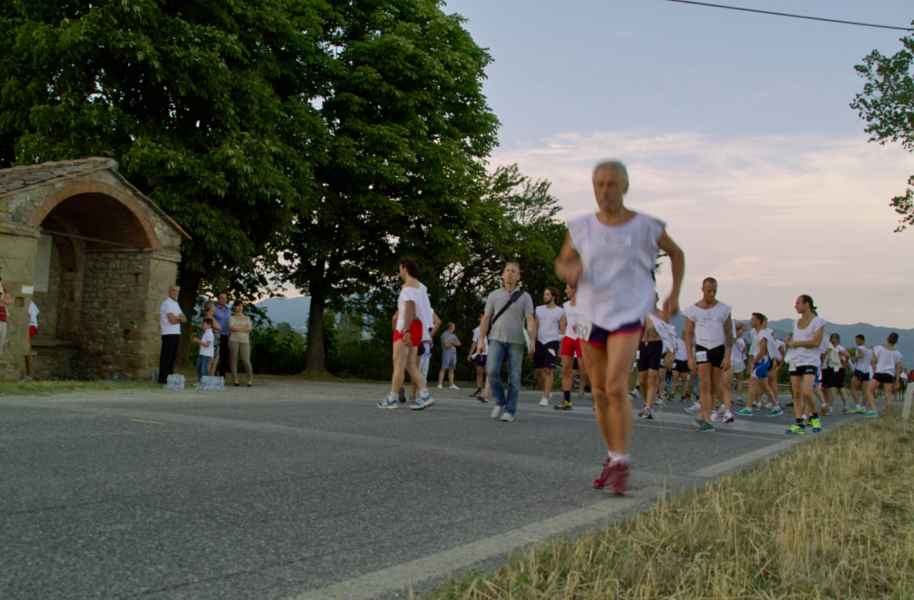 La partenza del Palio della Vittoria, storica corsa a piedi dal luogo della battaglia al centro storico di Anghiari, ogni 29 giugno