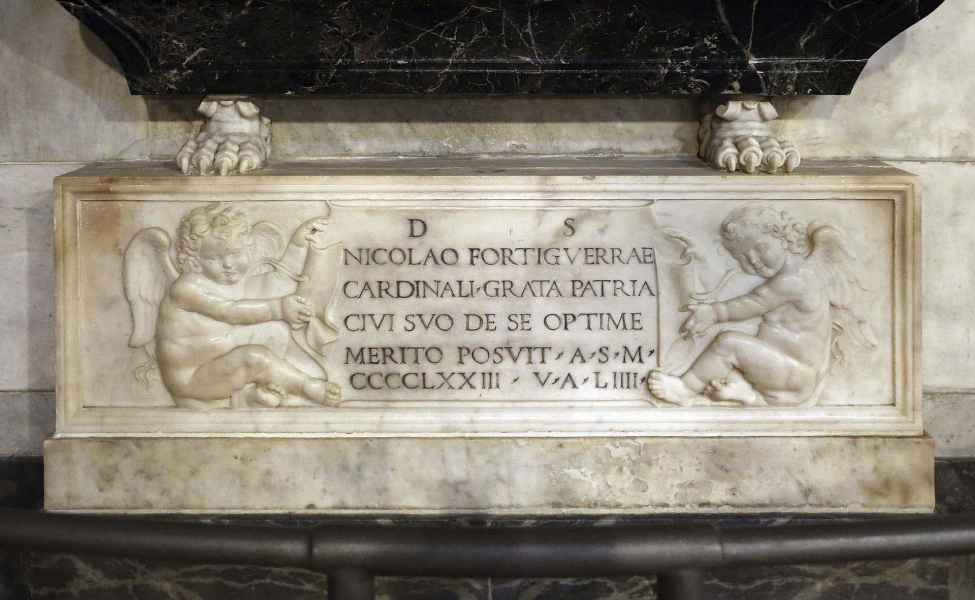 Monumento al cardinale Niccolò Forteguerri, fronte del sarcofago con genietti funerari, Duomo di Pistoia
