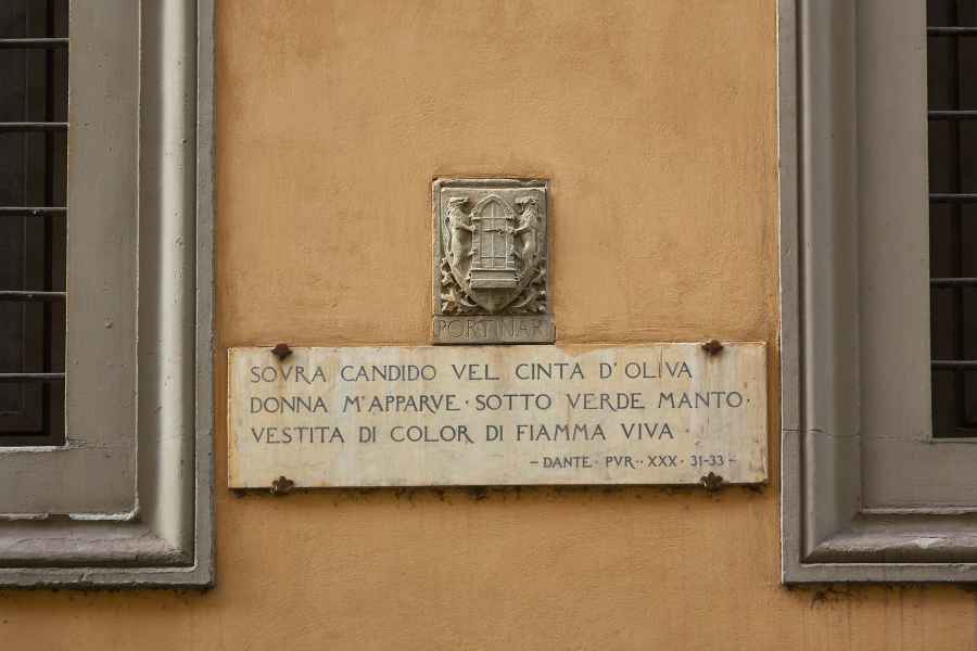 Stemma e citazione dantesca sulla facciata di Palazzo Portinari, Firenze