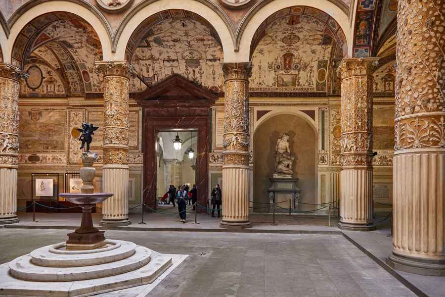 Cortile di Palazzo Vecchio con la scultura Sansone e il Filisteo di Pierino da Vinci