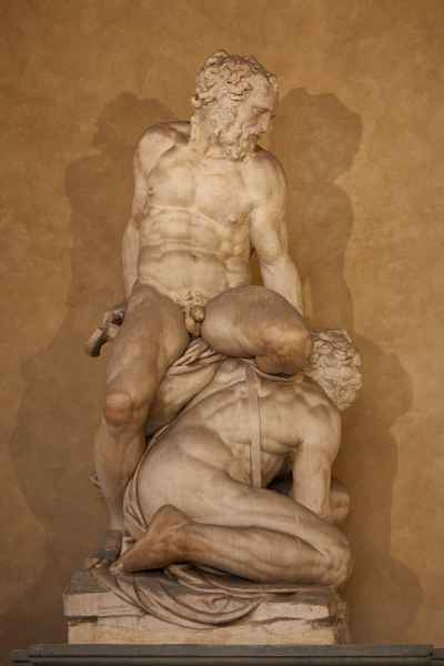 Scultura Sansone e il Filisteo di Pierino da Vinci nel cortile di Palazzo Vecchio