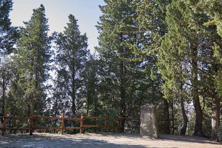 Cippo dedicato a Leonardo da Vinci e al volo a Monte Ceceri