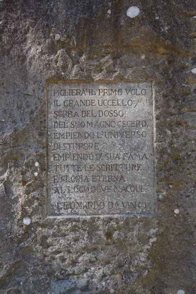 Iscrizione su cippo dedicato a Leonardo da Vinci e al volo a Monte Ceceri