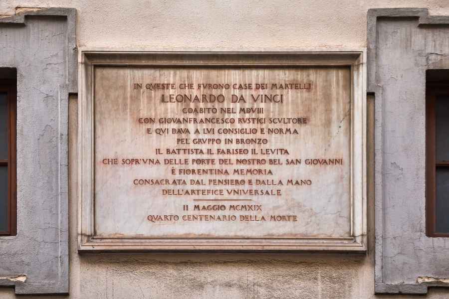 Lapide commemorativa di Leonardo sulla facciata di Palazzo Martelli, Firenze