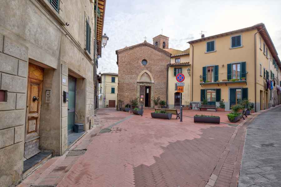 Facciata della Chiesa dei Santi Lorenzo e Barbara, Castelnuovo d