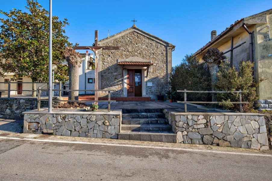 Facciata della Chiesa di San Pietro a Castra, Capraia e Limite
