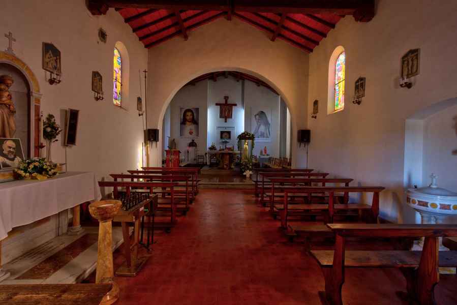 Interno della Chiesa di San Pietro a Castra, Capraia e Limite