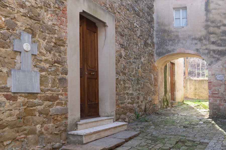 Ingresso della Chiesa di San Giovanni Battista a Varna, Gambassi Terme