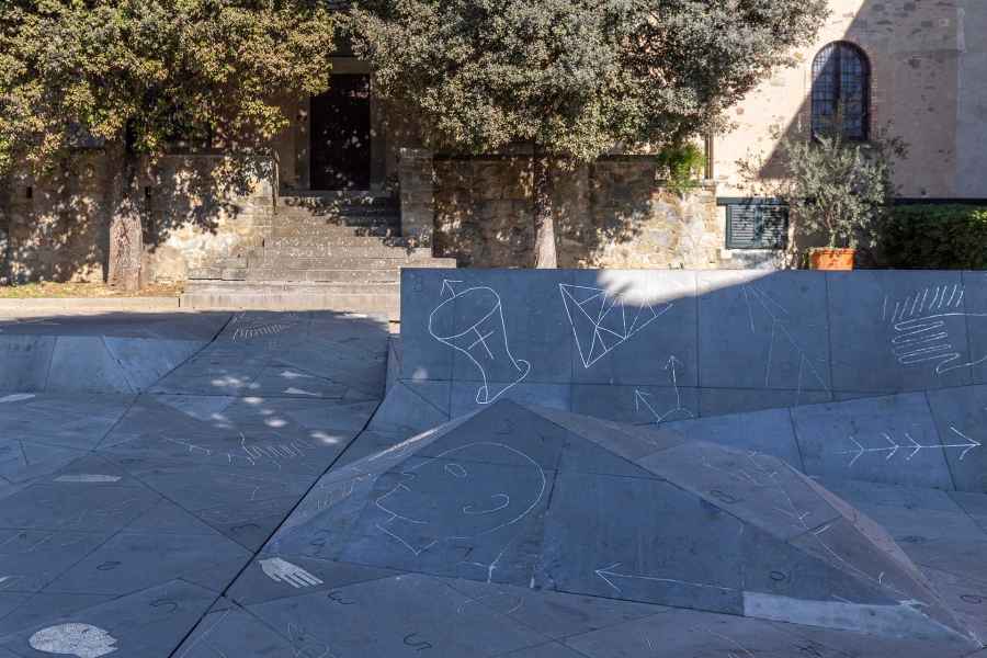 Engravings in Piazza Guidi by Mimmo Paladino, Vinci