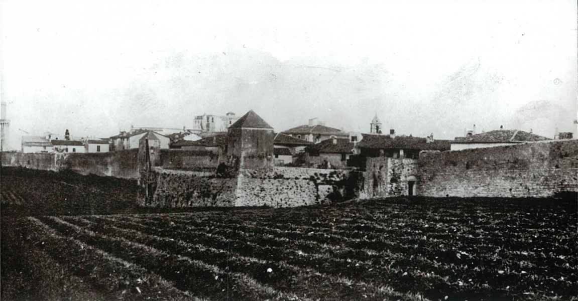 Piombino: walls between the Torrione and Cittadella