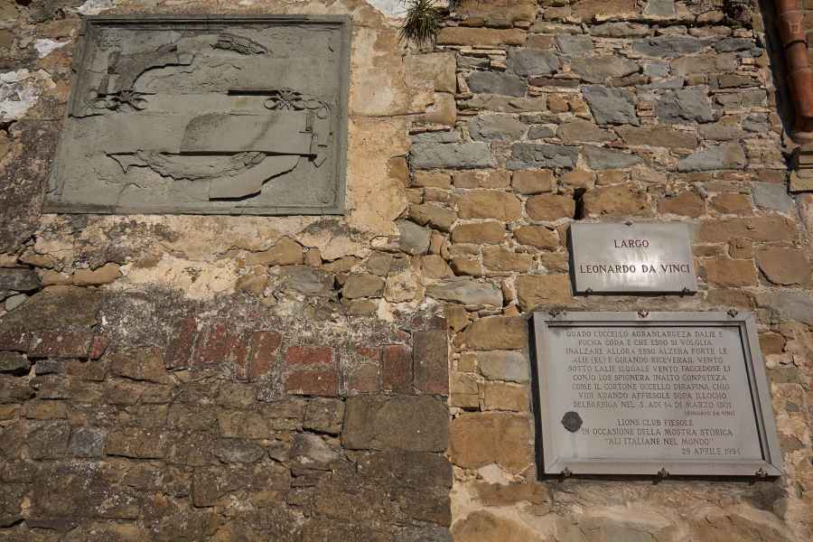 Plate dedicated to Leonardo da Vinci and the flight at the curve of Regresso in Fiesole