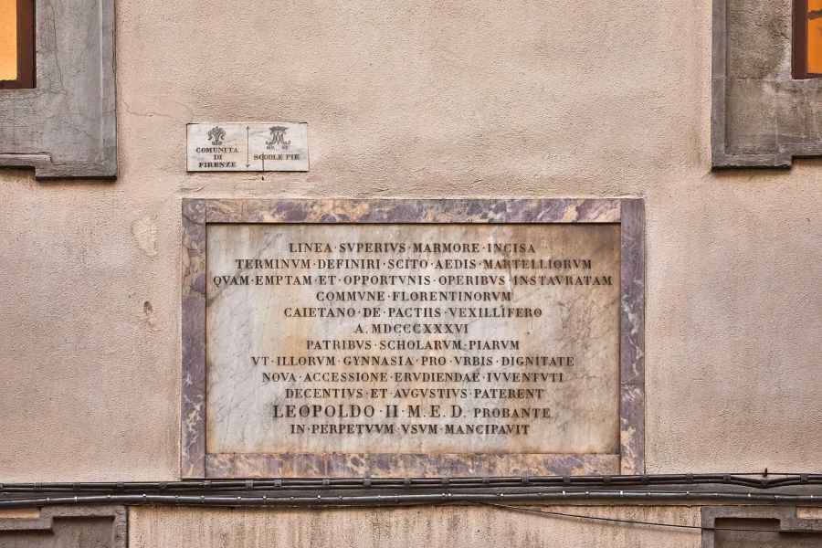 Commemorative plaque that reminds the ancient limit of Palazzo Martelli, Florence