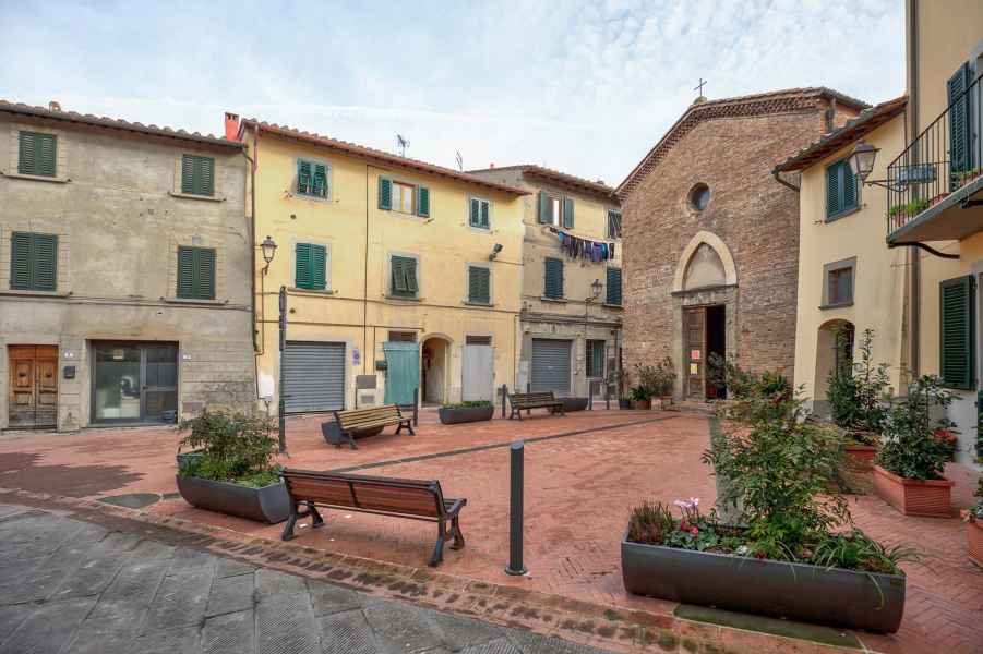 Church of Santi Lorenzo e Barbara, Castelnuovo d