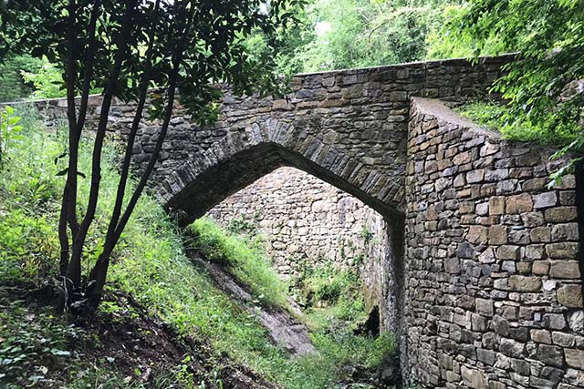 Il ponte "a romajolo" sul borro di Rignalla