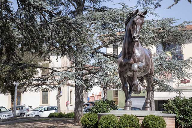 The bronze horse of Leonardo, created by Nina Akamu